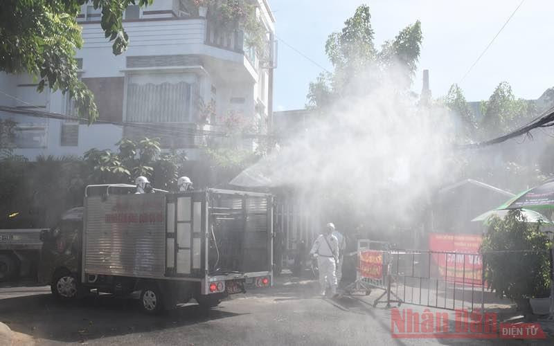 (Ảnh: ANH ĐÀO) Đà Nẵng phun khử khuẩn toàn bộ các điểm nóng có ca nhiễm Covid-19 -0