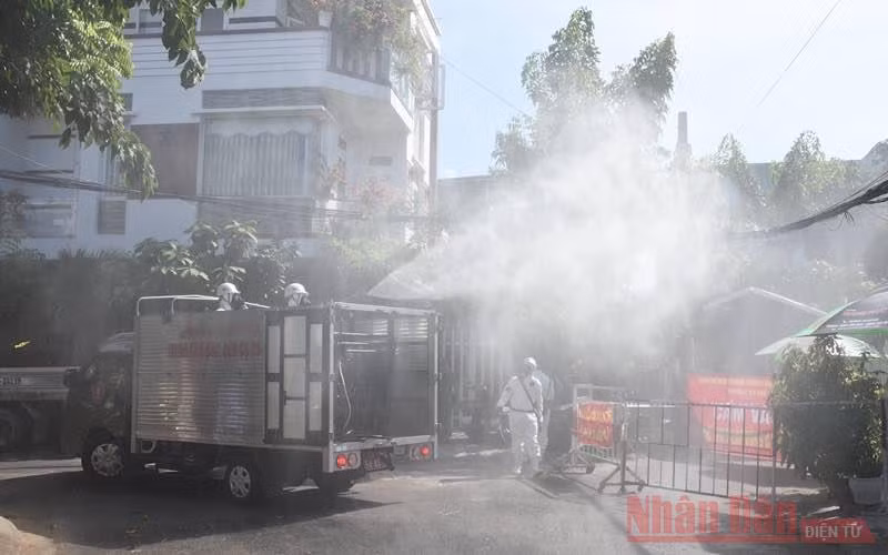 Đà Nẵng phun khử khuẩn toàn bộ các điểm nóng có ca nhiễm Covid-19 -0
