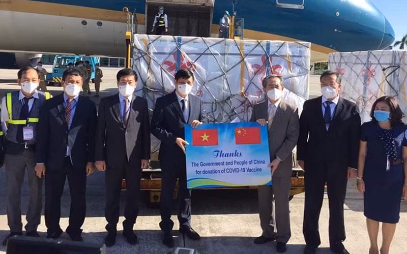 GS, TS Nguyễn Thanh Long - Bộ trưởng Y tế Việt Nam và ngài Hùng Ba - Đại sứ đặc mệnh toàn quyền nước CHND Trung Hoa trao biên bản bàn giao lô hàng viện trợ gồm 500.000 liều vaccine và hơn 500.000 bơm kim tiêm. (Ảnh: TRẦN MINH)