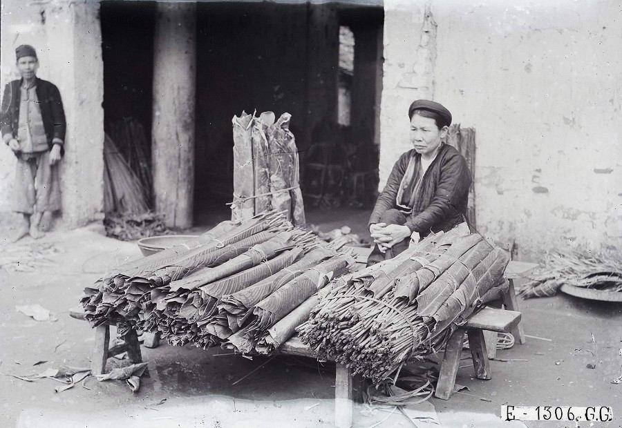 Một phụ nữ bán lá dong. (Ảnh: Tư liệu, Trung tâm Lưu trữ quốc gia I) Hoài niệm Tết xưa ở đất kinh kỳ -0