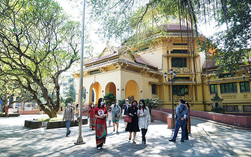 Khách du lịch tham gia tour khám phá kiến trúc Pháp trong lòng Hà Nội - một tour du lịch mới được đưa vào khai thác.