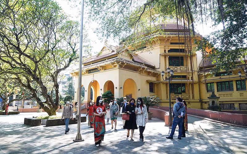 Khách du lịch tham gia tour khám phá kiến trúc Pháp trong lòng Hà Nội - một tour du lịch mới được đưa vào khai thác.