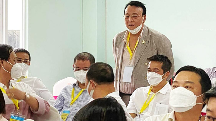 Ông Đỗ Anh Dũng (đứng) trả giá lô đất Thủ Thiêm tại phiên đấu giá hôm 10/12 ở TP Hồ Chí Minh. Ảnh: TẤT ĐẠT Từ việc Tân Hoàng Minh bỏ cọc đấu giá đất -0