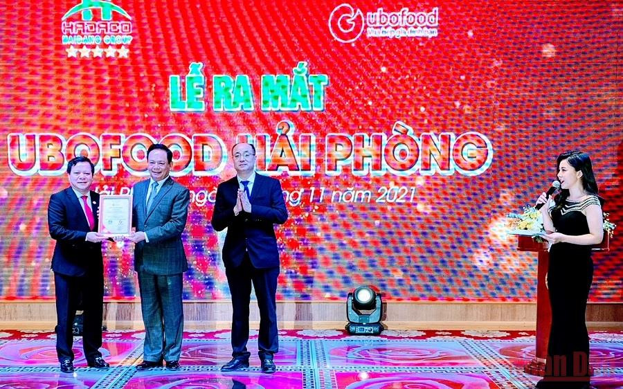 Chủ tịch Tập đoàn Tuần Châu (Quảng Ninh) chuyển giao mô hình phân phối nông sản, thực phẩm UBOFOOD cho doanh nghiệp tại Hải Phòng. (Ảnh: NGÔ QUANG DŨNG)