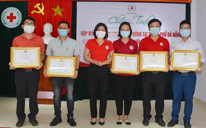 Tôn vinh, khen thưởng các cá nhân, tập thể hiến máu tình nguyện. Tôn vinh 270 tập thể, cá nhân hiến máu tiêu biểu -0
