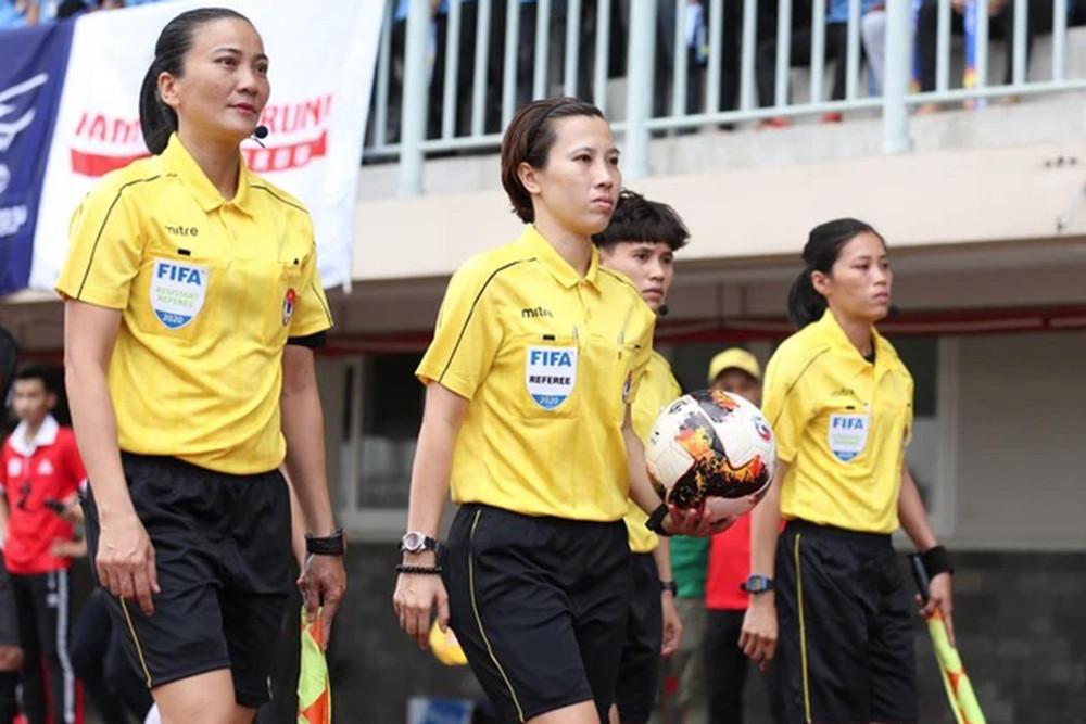 Trọng tài Bùi Thị Thu Trang (giữa). (Ảnh: VFF)