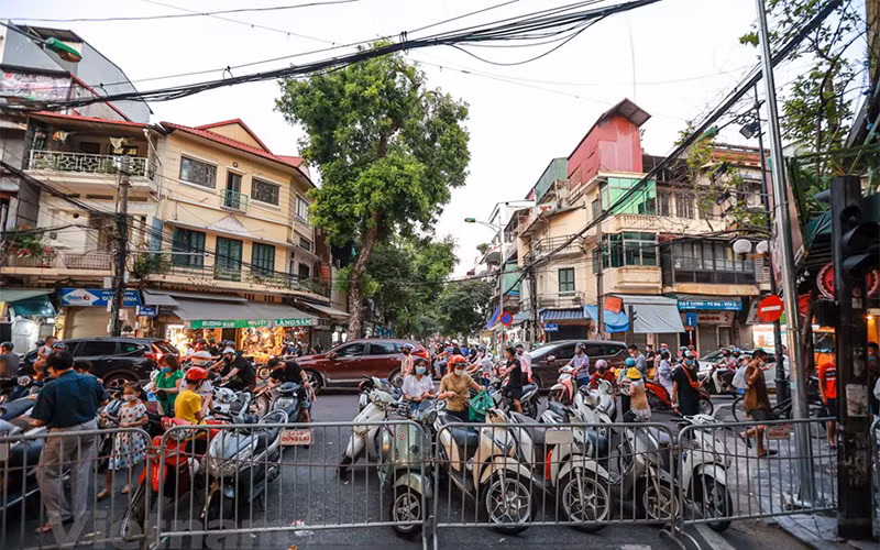 Phớt lờ lệnh cấm tụ tập, người dân vẫn lên phố Hàng Mã đón Trung thu