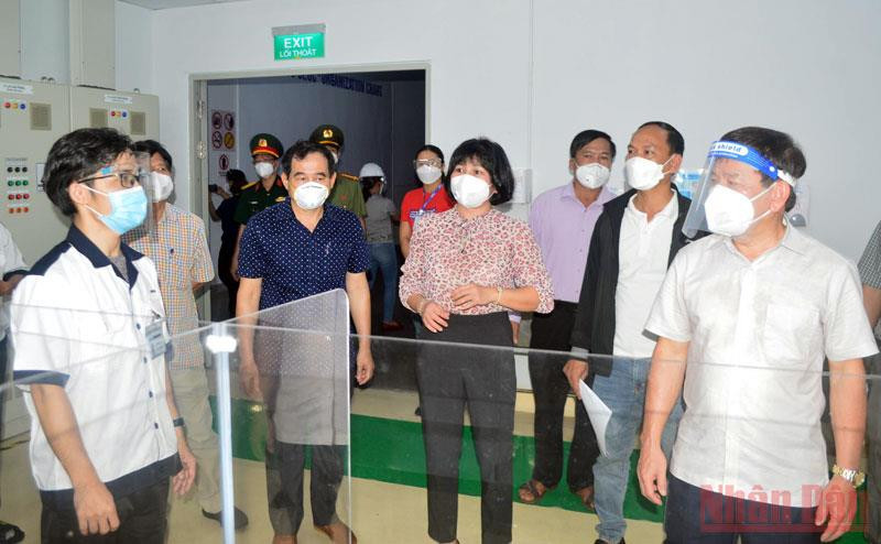 Chủ tịch UBND tỉnh Quảng Ngãi Đặng Văn Minh kiểm tra công tác phòng, chống dịch tại Công ty TNHH Hoya Lens, nơi ghi nhận hàng trăm ca F0. Doanh nghiệp trong Khu công nghiệp VSIP Quảng Ngãi hoạt động trở lại -0