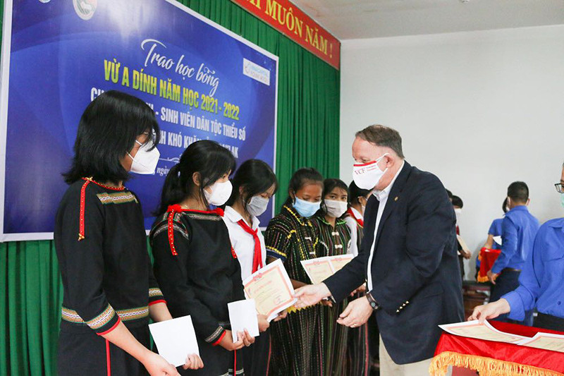 Ông Rad Kivette, Tổng Giám đốc VinaCapital Foundation trao học bổng Vừ A Dính cho các em học sinh dân tộc thiểu số có thành tích học tập xuất sắc trên địa bàn tỉnh Đắk Lắk. Trao tặng 120 suất học bổng cho học sinh dân tộc thiểu số ở Đắk Lắk -0
