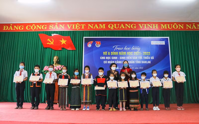 Nguyên Phó Chủ tịch nước Trương Mỹ Hoa và lãnh đạo Sở Giáo dục và Đào tạo tỉnh Đắk Lắk trao học bổng Vừ A Dính cho các em học sinh dân tộc thiểu số có thành tích học tập xuất sắc trên địa bàn tỉnh Đắk Lắk.
