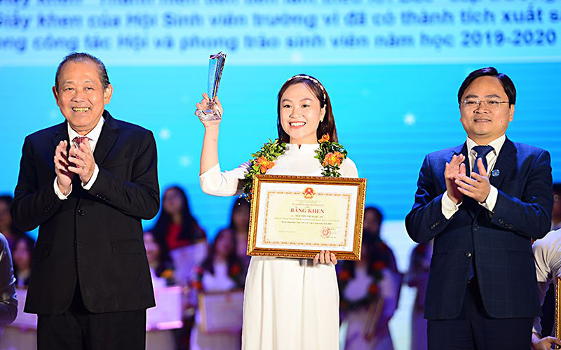 Đồng chí Trương Hòa Bình (bên trái) và đồng chí Nguyễn Anh Tuấn (bên phải) trao bằng khen và biểu trưng tặng các "Sinh viên 5 tốt" cấp T.Ư năm 2020. Tuyên dương 198 cá nhân và 24 tập thể