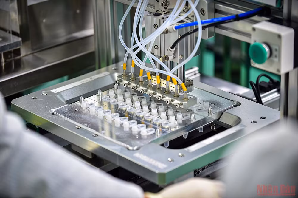 Cận cảnh quy trình sản xuất kit Test nhanh kháng nguyên SARS-CoV-2 “Made in Viet Nam” -0