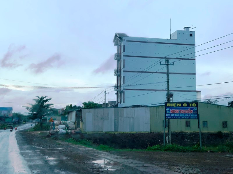 Một nhà nuôi chim yến cao tầng được xây dựng ngay trong khu dân cư bên cạnh Quốc lộ 26. Những “biệt thự” nuôi chim yến ở Đắk Lắk -0
