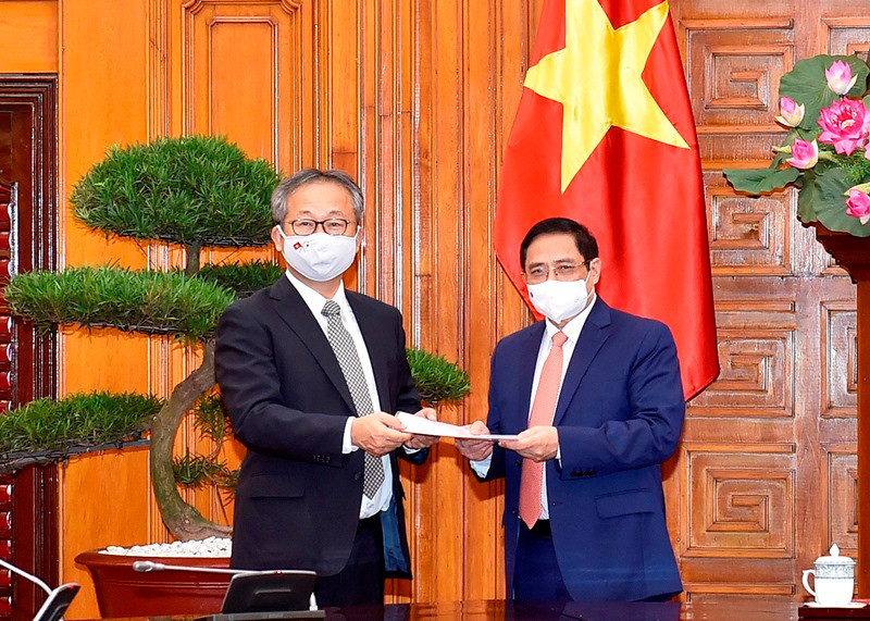 Đại sứ Nhật Bản Yamada Takio chuyển thông điệp của Thủ tướng Nhật Bản Suga Yoshihide gửi Thủ tướng Phạm Minh Chính về việc Chính phủ Nhật Bản quyết định hỗ trợ Việt Nam 1 triệu liều vaccine phòng Covid-19.