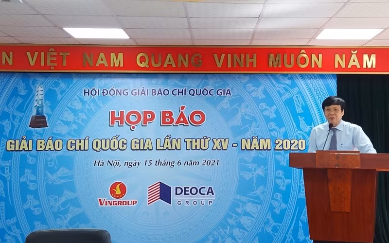 Phó Chủ tịch Thường trực Hội Nhà báo Việt Nam, Phó Chủ tịch Hội đồng Giải Báo chí quốc gia lần thứ XV năm 2020 Hồ Quang Lợi phát biểu tại buổi họp báo.