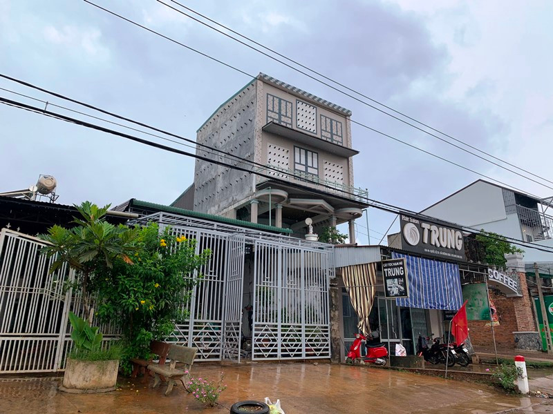 Nhiều nhà ở kết hợp nuôi chim yến ngang nhiên được xây dựng giữa khu đông dân cư, nếu không may có dịch bệnh xảy ra thì hết sức nguy hiểm. Những “biệt thự” nuôi chim yến ở Đắk Lắk -0