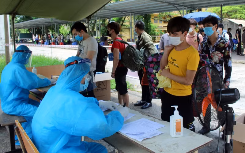 Trở về từ tỉnh Bắc Giang, toàn bộ lao động được tỉnh Thái Nguyên lấy mẫu xét nghiệm Covid-19.
