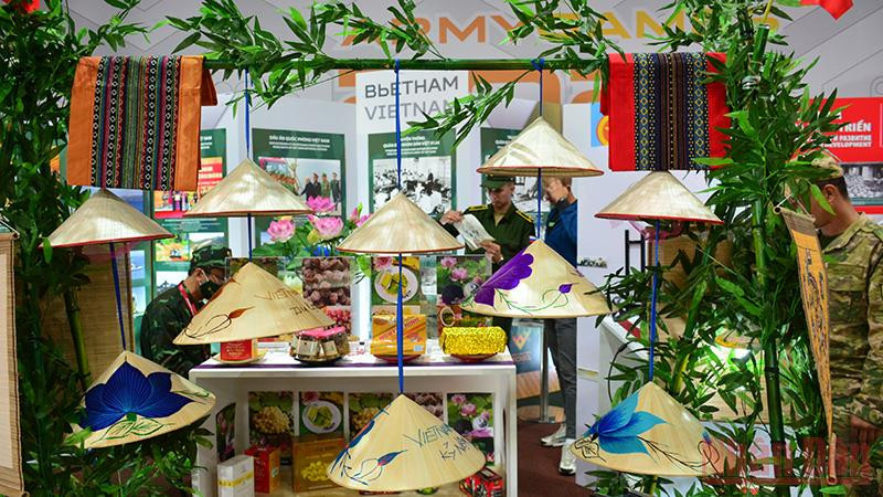 Phía ngoài gian triển lãm của Quân đội nhân dân Việt Nam tại Nhà Hữu nghị ở thao trường Alabino, Liên bang Nga. Ảnh: TRỊNH DŨNG