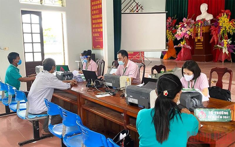 Giao dịch tín dụng ở xã Quỳnh Nghĩa, huyện Quỳnh Lưu. Chắp cánh ước mơ cho học sinh, sinh viên nghèo -0