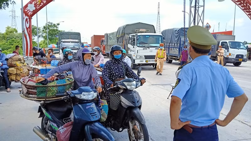 Thái Bình: Công nhân được phát thẻ đi lại qua chốt kiểm dịch -0