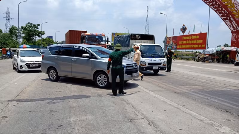 Thái Bình: Công nhân được phát thẻ đi lại qua chốt kiểm dịch -0