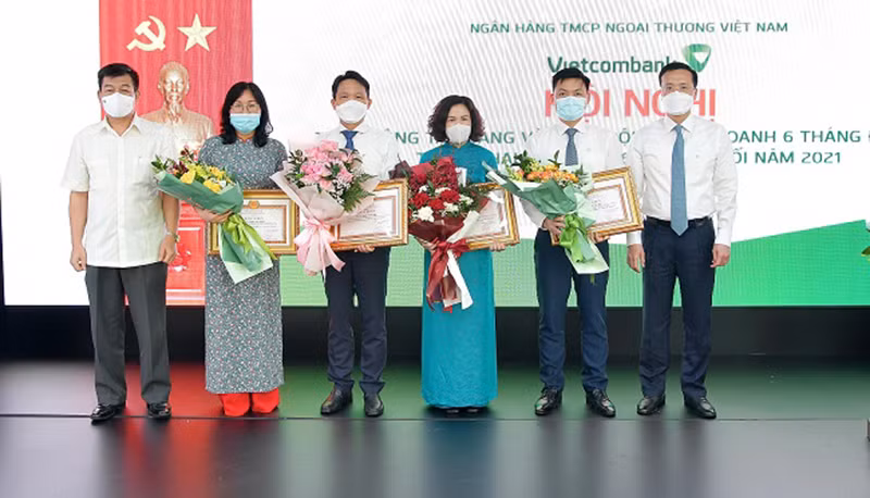 Vietcombank quyết tâm hoàn thành “nhiệm vụ kép” trong 6 tháng cuối năm -0