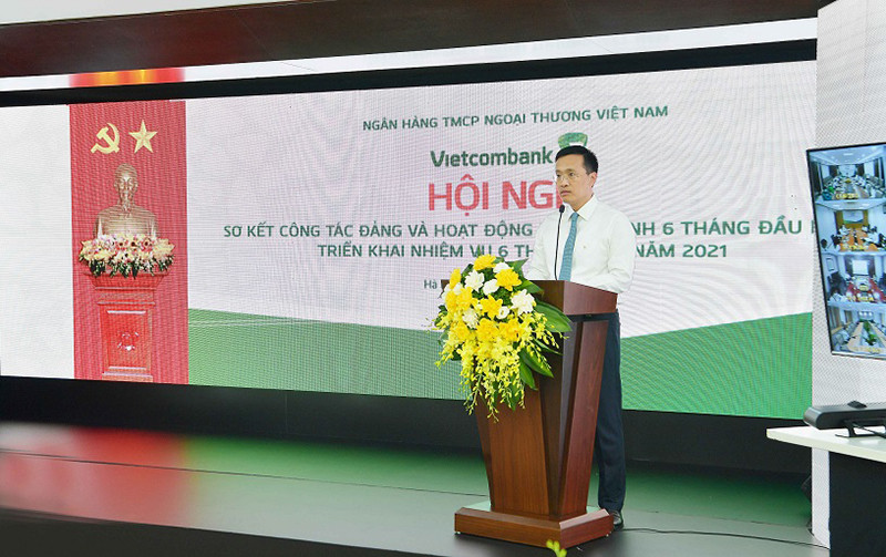 Đồng chí Phạm Quang Dũng – Phó Bí thư phụ trách Đảng bộ, Tổng Giám đốc Vietcombank phát biểu tại Hội nghị. Vietcombank quyết tâm hoàn thành “nhiệm vụ kép” trong 6 tháng cuối năm -0