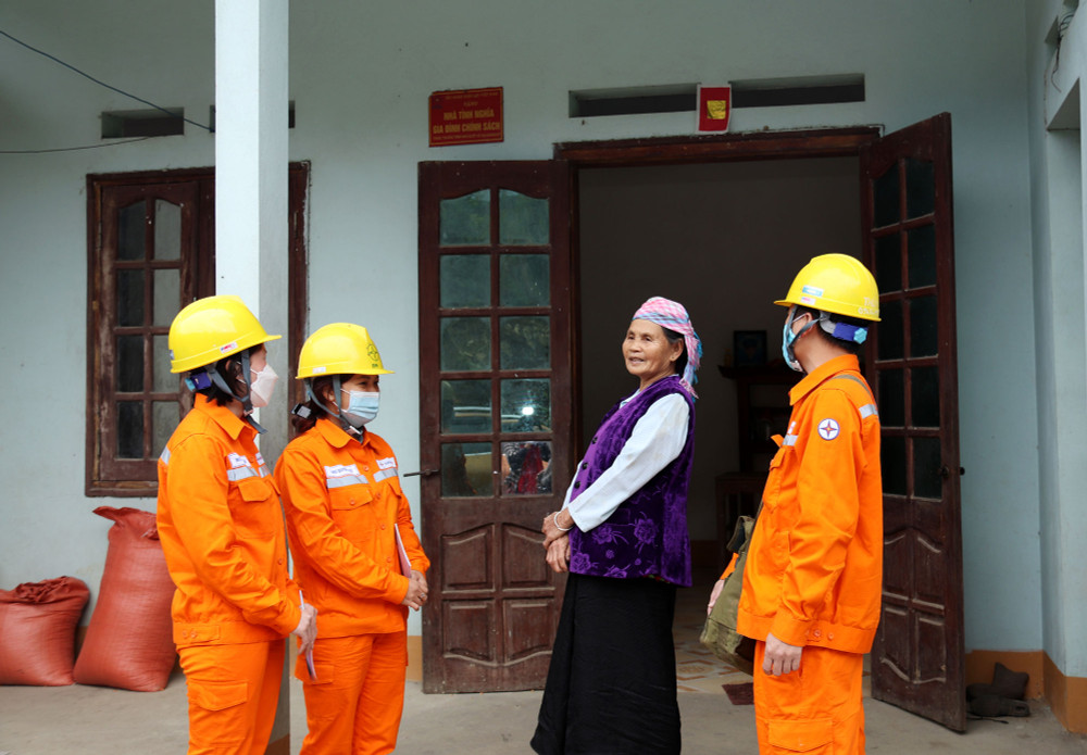 Bà Đèo Thị Chân (bản Nậm Cáy, xã Khang Thèn, huyện Phong Thổ) nhớ lại niềm vui khi được nhận ngôi nhà mới do EVN hỗ trợ xây dựng vào năm 2009 EVN góp phần giúp bà con miền núi thoát nghèo -0
