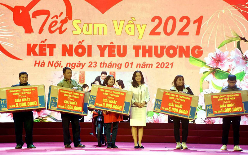 Phó Tổng Giám đốc Tổng công ty Thương mại Hà Nội Đỗ Tuệ Tâm trao quà cho các công nhân tham gia trò chơi tại Chương trình Tết sum vầy do Liên đoàn Lao động TP Hà Nội tổ chức ngày 23-1-2021. Khẳng định vị thế một thương hiệu -0