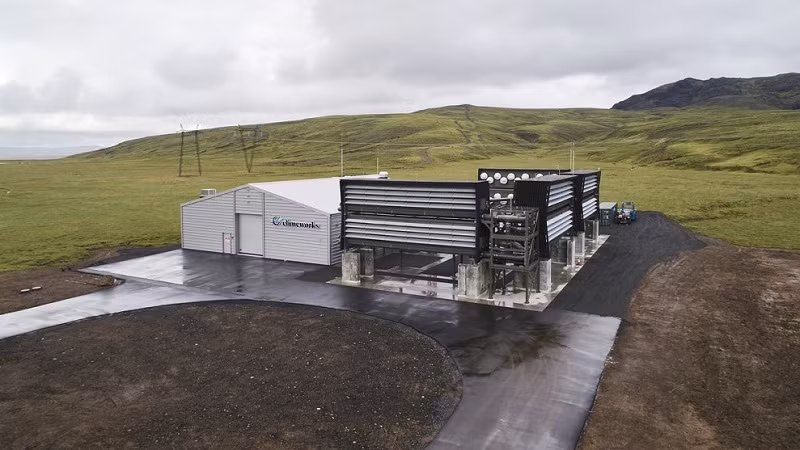 Nhà máy thu khí CO2 trực tiếp từ không khí lớn nhất thế giới đi vào hoạt động tại Iceland. (Ảnh: Bloomberg.com)