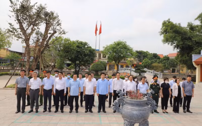 Lãnh đạo tỉnh Hưng Yên dâng hương tưởng niệm Tổng Bí thư Nguyễn Văn Linh.