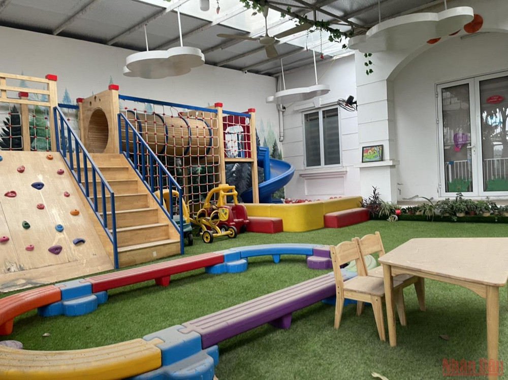 Đón trẻ tới trường trong an toàn là nguyện vọng của rất nhiều trường mầm non tư thục hiện nay. (Ảnh: SƠN BÁCH) Chìa khóa nào gỡ khó cho các trường mầm non ngoài công lập? -0