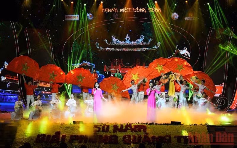 Tốp nữ Nhà hát nghệ thuật Đương đại Việt Nam biểu diễn ca khúc "Bonjour Vietnam". (Ảnh: THÀNH ĐẠT) 