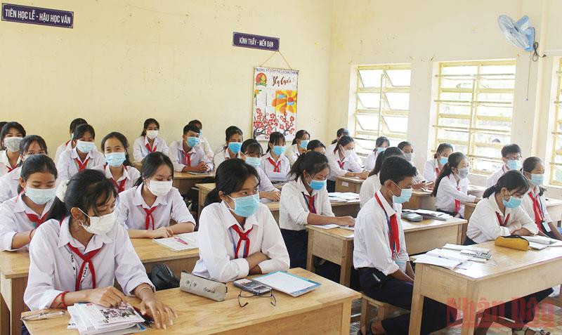 Học sinh đến trường phải đeo khẩu trang để phòng, chống dịch Covid-19. Ngày 27/12, Trà Vinh thí điểm cho học sinh lớp 9, lớp 12 học trực tiếp -0