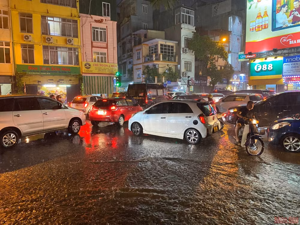 Nhiều tuyến phố Hà Nội ngập, ùn tắc do mưa lớn -6