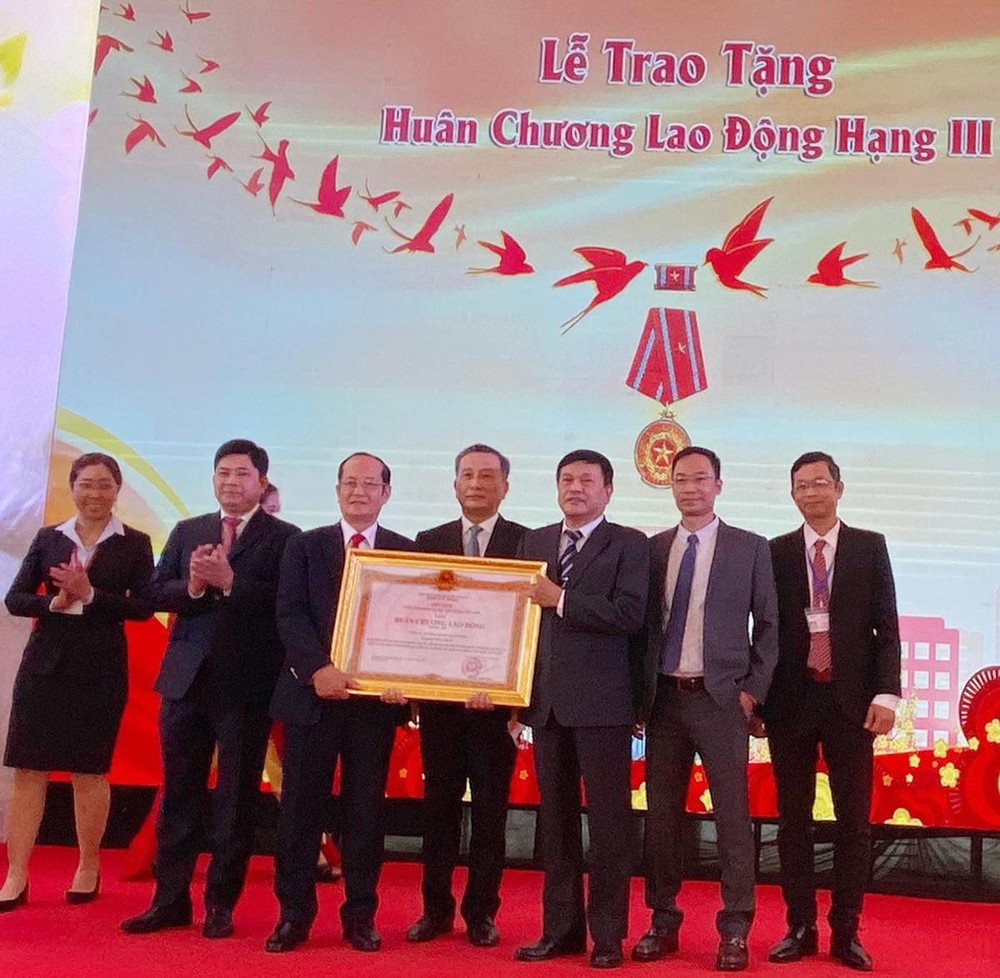 Thừa ủy quyền của Chủ tịch nước, Thứ trưởng Y tế Nguyễn Trường Sơn (đứng giữa) trao Huân chương Lao động hạng 3 cho Công ty CP Dược phẩm SaVi (SaVipharm). (Ảnh: LÊ HƯƠNG) Savipharm khánh thành trung tâm nghiên cứu phát triển công nghệ cao gần 200 tỷ đồng -0