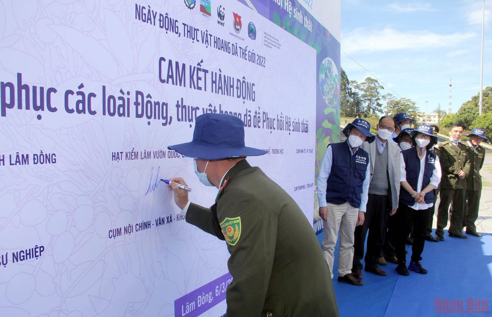 Ký cam kết bảo vệ, phục hồi hệ động, thực vật hoang dã để phục hồi hệ sinh thái. (Ảnh: VĂN BẢO) Đoàn thanh niên chung tay truyền thông bảo vệ động thực vật hoang dã -0