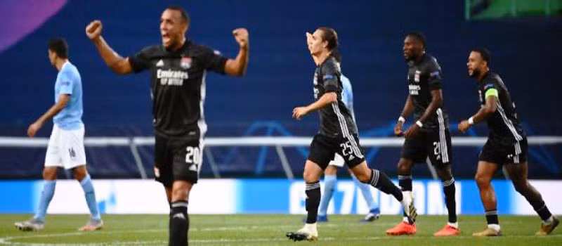 Các cầu thủ Lyon (áo sẫm) thắng thuyết phục Man City 3-1.