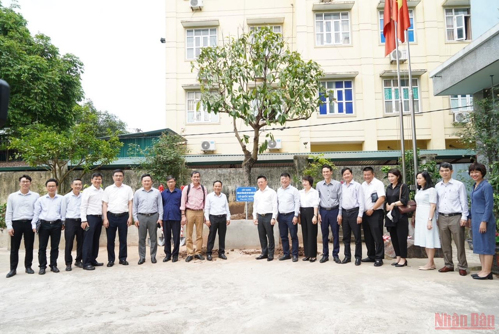 Đồng chí Tổng Biên tập Báo Nhân Dân trồng cây lưu niệm tại Văn phòng Báo Nhân Dân thường trú tại Hà Nam. Tổng Biên tập Báo Nhân Dân làm việc với Tỉnh ủy Hà Nam -0