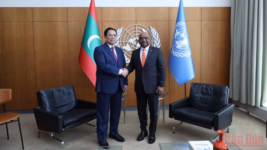 Thủ tướng Phạm Minh Chính gặp Chủ tịch Đại hội đồng Liên hợp quốc Abdulla Shahid.