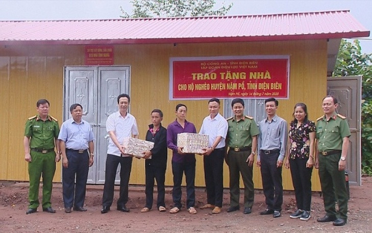 Lãnh đạo Bộ Công an, Tập đoàn Điện lực Việt Nam và đại diện chính quyền bàn giao nhà cho gia đình anh Giàng A Chu tại bản Nậm Thà Là, xã Pa Tần. Khởi sắc cuộc sống mới của bà con vùng biên giới Nậm Pồ -0