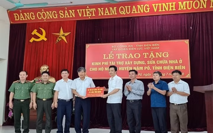 Lãnh đạo Tổng Công ty EVNNPC tặng kinh phí tài trợ cho chương trình.