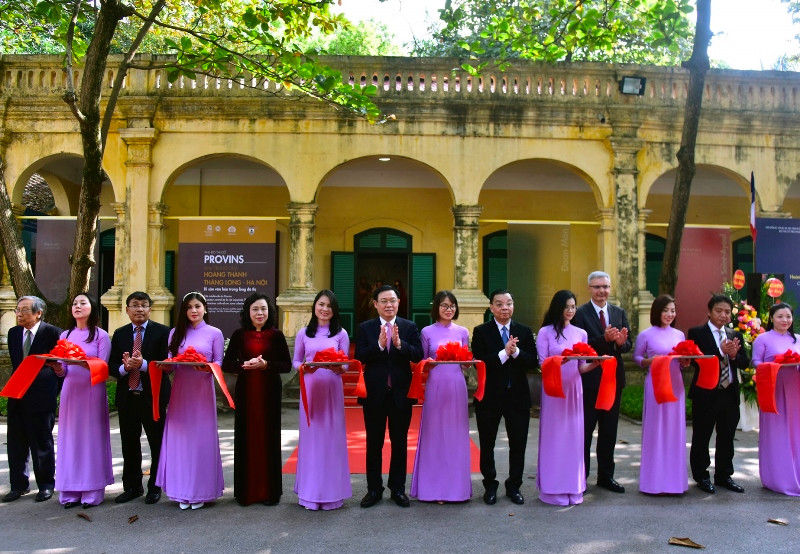 Các đại biểu cắt băng khai mạc trưng bày “Di sản văn hóa trong lòng đô thị”. Kỷ niệm 10 năm Hoàng thành Thăng Long được công nhận là Di sản văn hóa thế giới -0