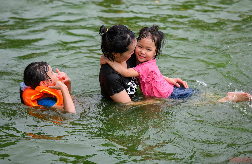 Chị Trang, người làng Yên Trường cho biết: "Mùa hè, các cháu không phải đi học, chiều nào tôi cũng cho cháu ra đây tắm, tập bơi. Tôi cho cháu tắm vừa để cháu được học bơi tự vệ, vừa để rèn luyện để có sức khỏe tốt. Nơi đây cũng là nơi trẻ nhỏ của cả làng tụ tập mỗi buổi chiều nên việc vệ sinh tại đây được nhiều người dân rất để ý". Nét độc đáo làng cổ Yên Trường