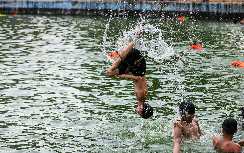Độc đáo làng cổ Yên Trường "biến" ao làng thành bể bơi