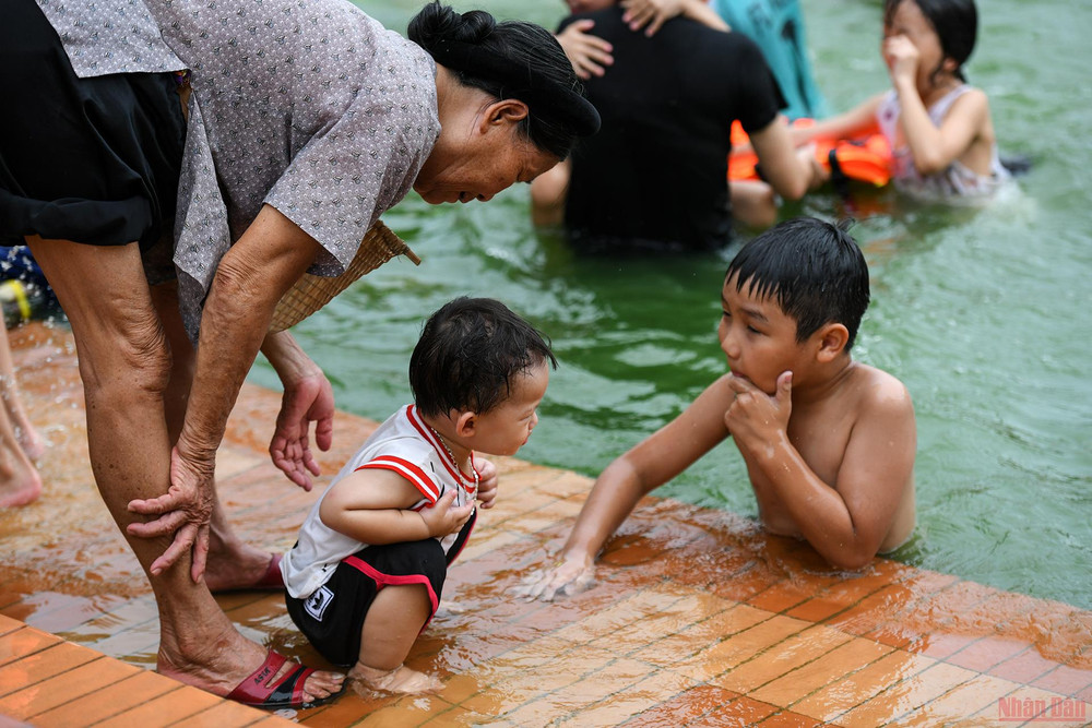 "Muốn xuống quá mà bà không cho xuống anh ơi..." Nét độc đáo làng cổ Yên Trường
