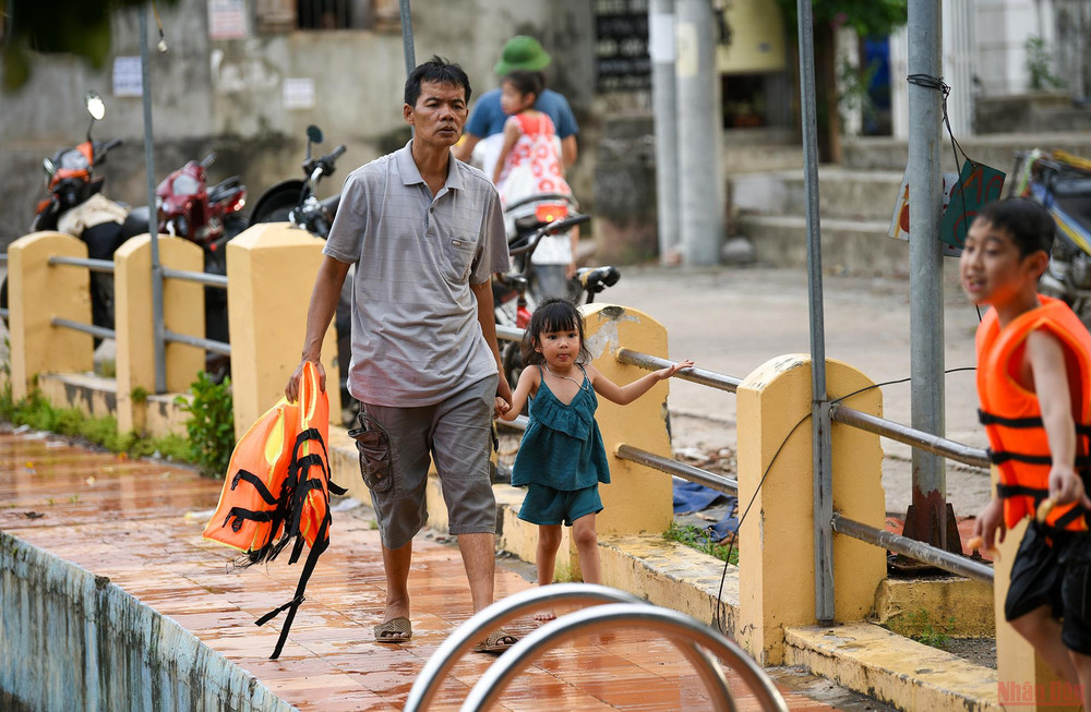 Vào mỗi buổi chiều, người lớn sẽ dẫn trẻ nhỏ ra đây để tắm "giải nhiệt" sau cả ngày nắng nóng. Ao làng nước màu xanh lục thủy ' biến' thành bể bơi cho trẻ em -0