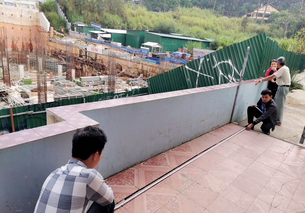 Phía chủ đầu tư tiến hành đo đạc để tính toán bồi thường cho các hộ dân. Nhà đầu tư mong muốn được tiếp tục thi công tường vây để bảo đảm an toàn khi mùa mưa đến gần. Thấp thỏm cạnh công trình dự án tại trung tâm Đà Lạt -0