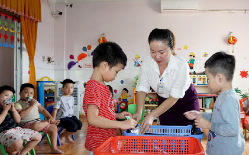 Giáo viên đã được tham gia tập huấn kỹ càng để tổ chức cho học sinh uống sữa Bình Định tích cực với các công tác triển khai sữa học đường trong năm học mới -0