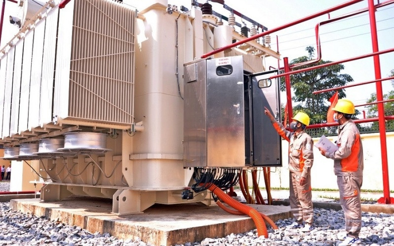 Nhân viên Điện lực Vĩnh Phúc kiểm tra các trạm biến áp 110kV không người trực. dien2-1648433178923.jpg